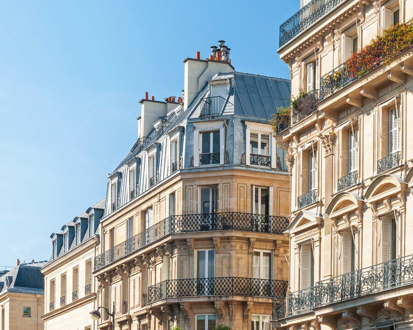 Façade d'immeubles haussmanniens à Paris
