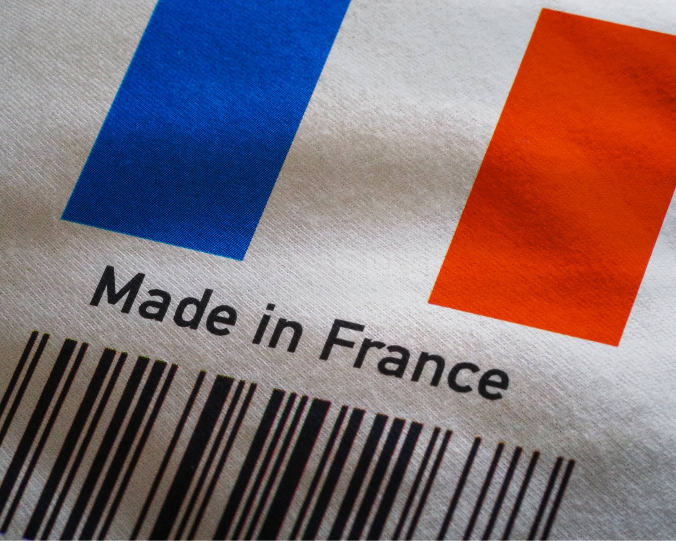 Étiquette Made in France avec drapeau tricolore - Cabinet Byström Avocat droit des affaires